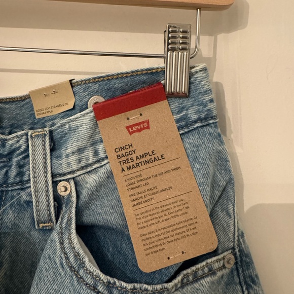 Levi's Women’s Cinch Baggy Jeans - Picture 6 of 7